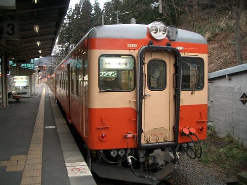 Kiha52 at Minami-Otari Station
