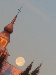 kuu ja kirkontorni