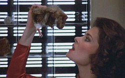 Diana, la mÃ¡s mala de Â«VÂ», a punto de comerse un roedor